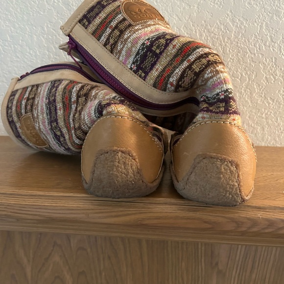 SOREL boots, warm lining reenforced heel, zip up side. Sz 7 - Picture 8 of 8